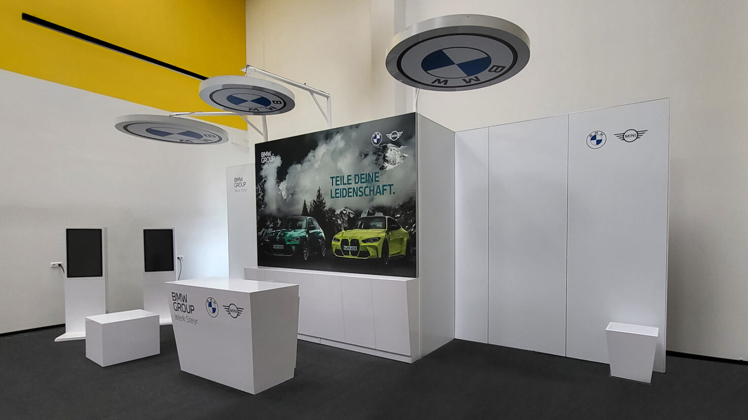 BMW Messestand im Schauraum