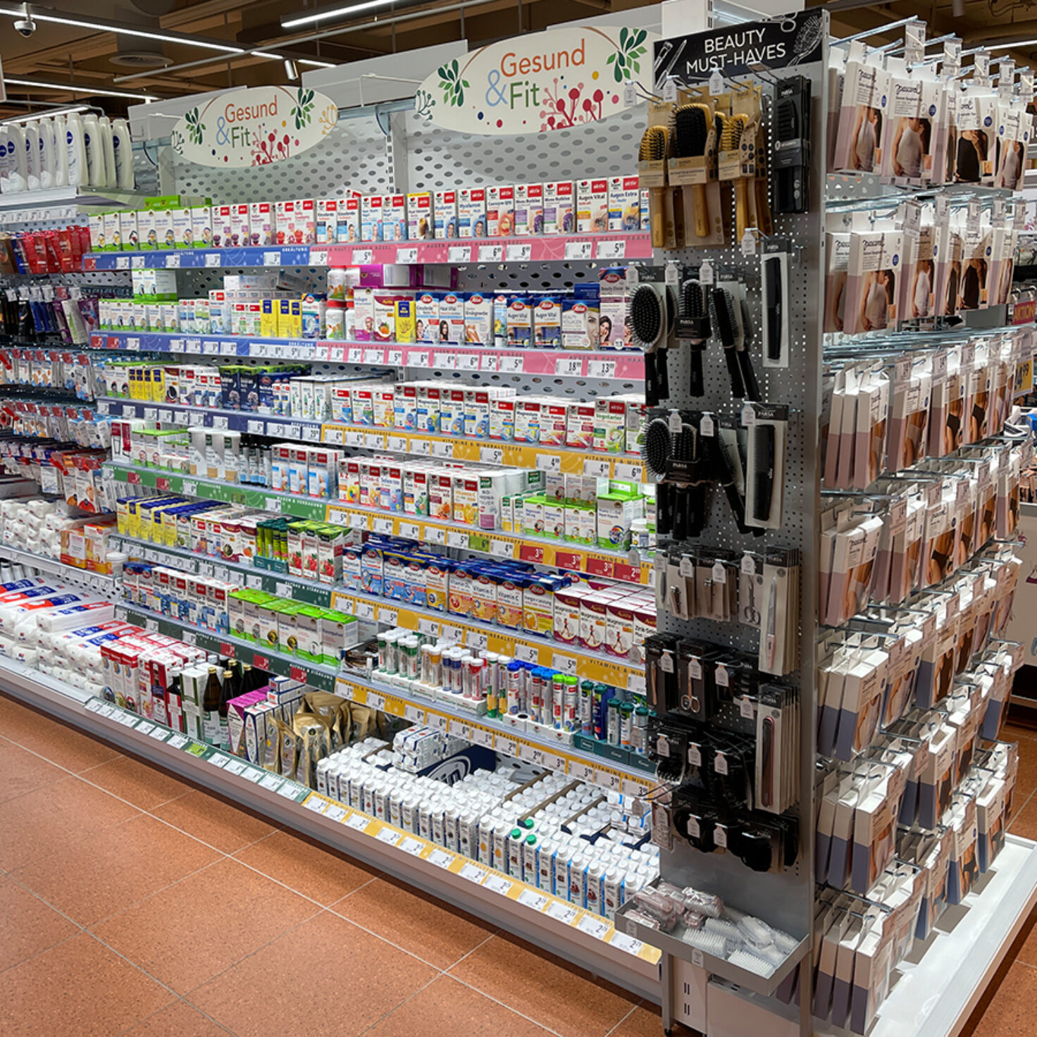 ISP Wien Sandleitengasse Kosmetikregale 02