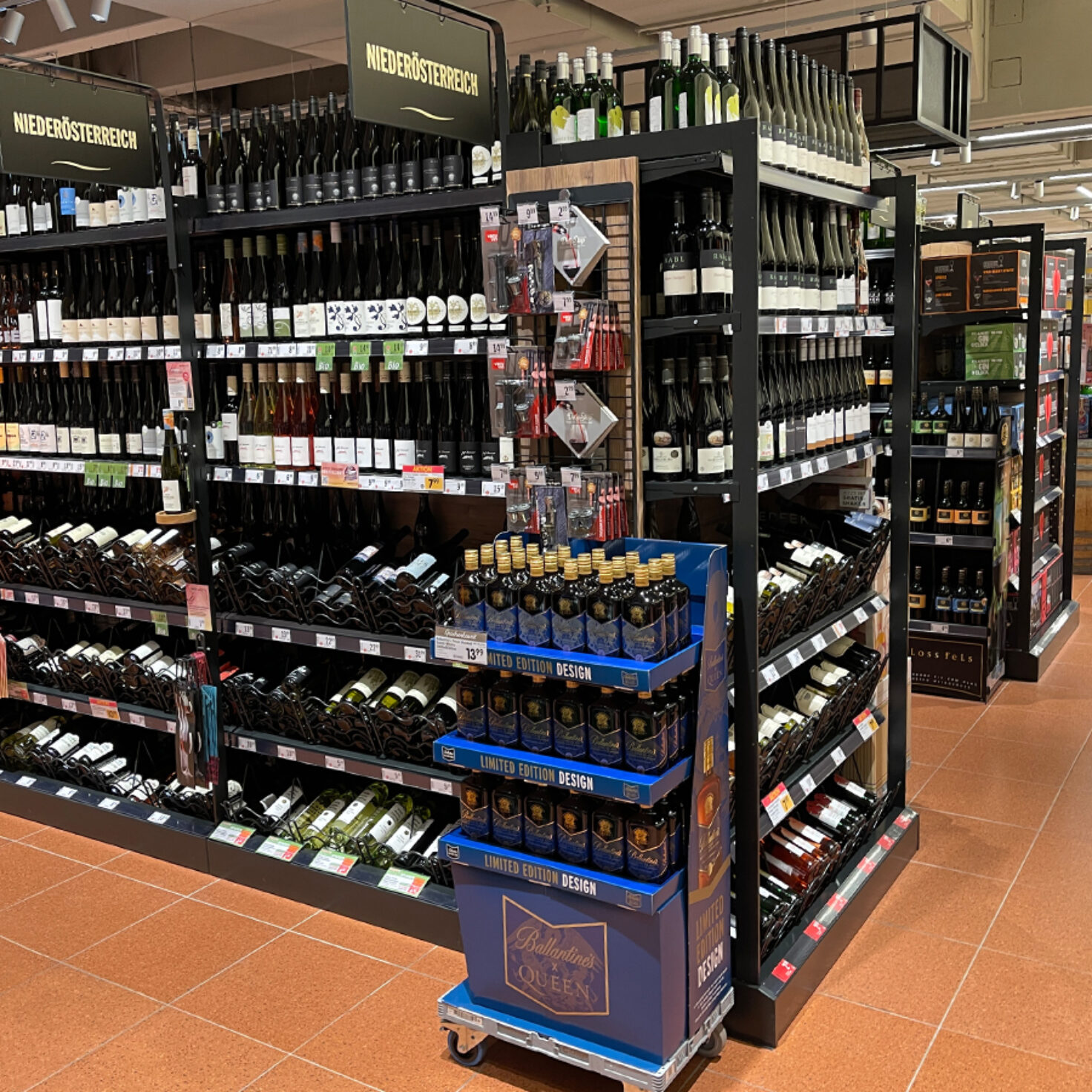 ISP Wien Sandleitengasse Regal Weinwelt 02