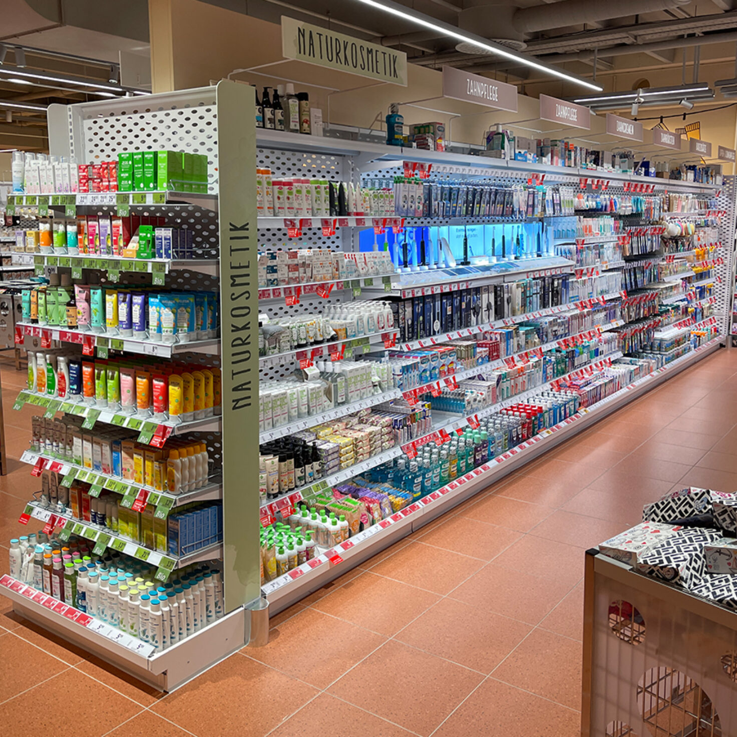 Interspar Graz Kosmetikregal 01