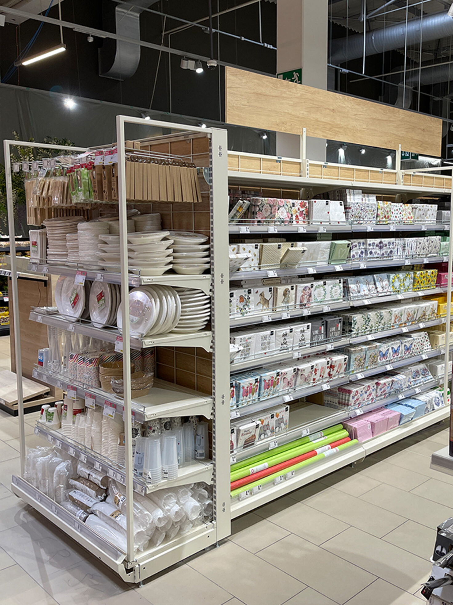 Interspar Ljubljana Regal Haushalt 01